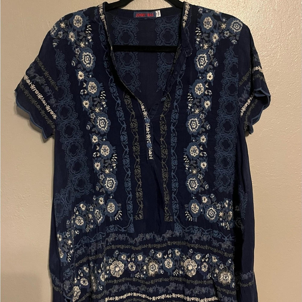 Johnny Was Embroidered Women’s blue short sleeve top; Medium